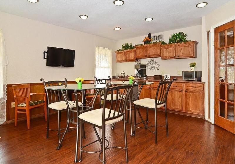 בית מלון כפרי Americas Best Value Inn Refugio