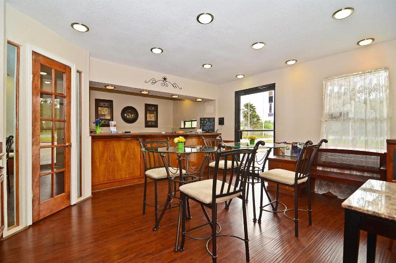 בית מלון כפרי Americas Best Value Inn Refugio