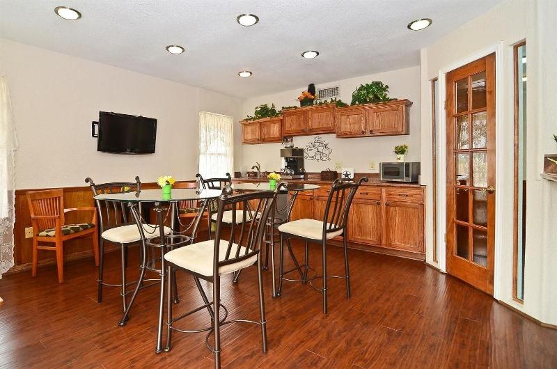 בית מלון כפרי Americas Best Value Inn Refugio