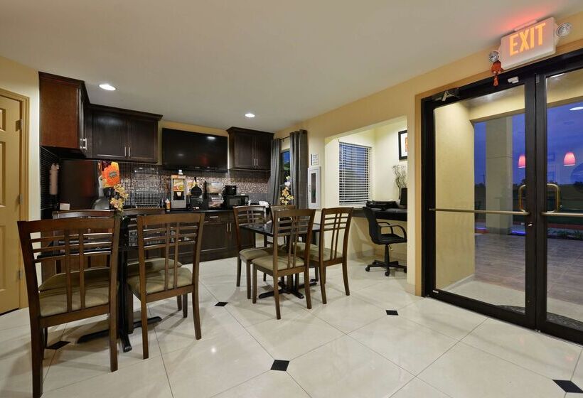 Отель Americas Best Value Inn & Suites Lake Charles At I 210 Exit 11