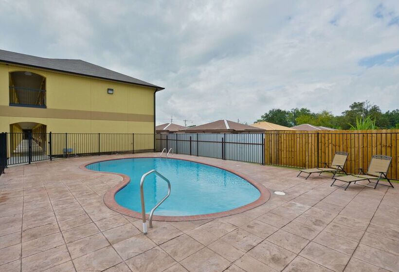 Отель Americas Best Value Inn & Suites Lake Charles At I 210 Exit 11