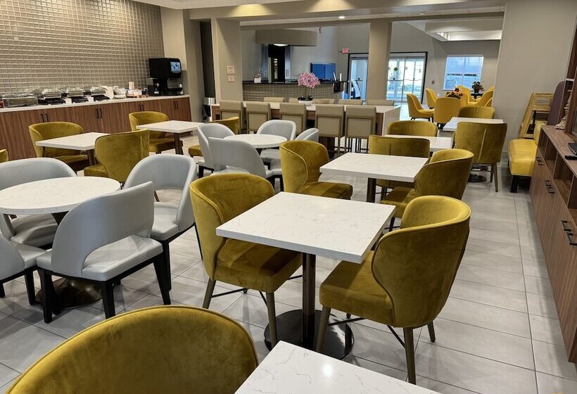 Отель Hawthorn Extended Stay By Wyndham Port Arthur