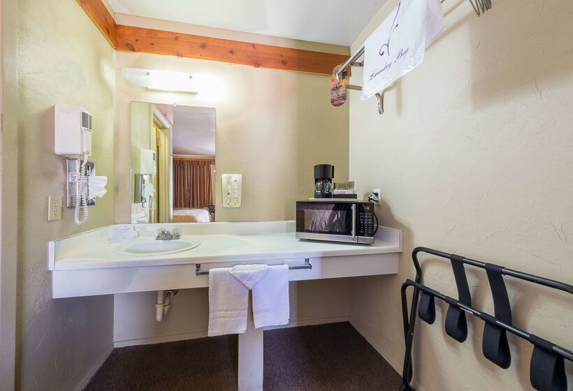 בית מלון כפרי Americas Best Value Inn   Legend S Inn