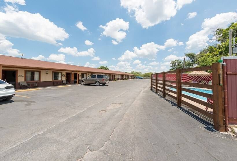 בית מלון כפרי Americas Best Value Inn   Legend S Inn