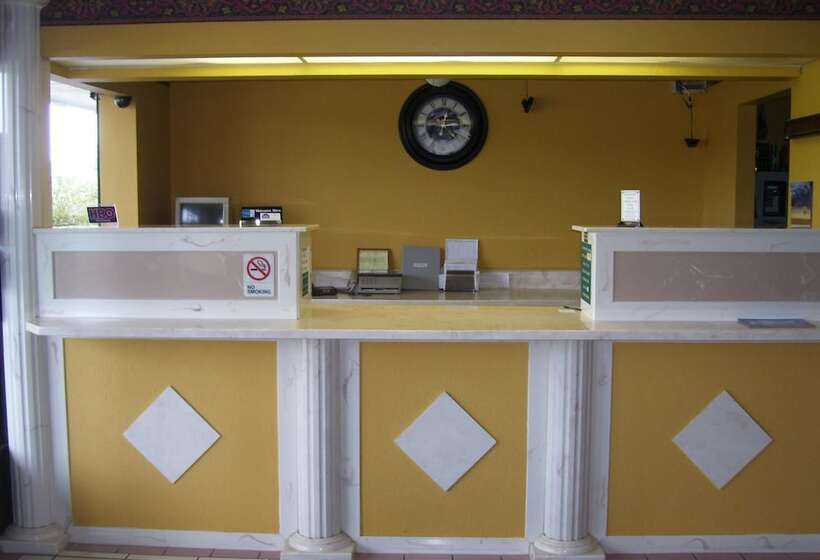 فندق Americas Best Value Inn Winona