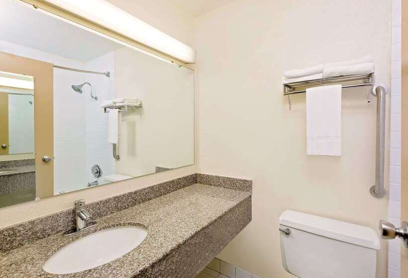 בית מלון כפרי Baymont By Wyndham Keokuk