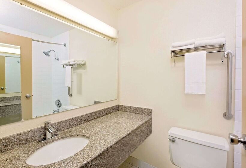 בית מלון כפרי Baymont By Wyndham Keokuk