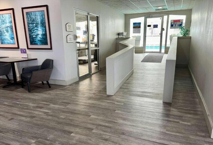 בית מלון כפרי Baymont By Wyndham Keokuk