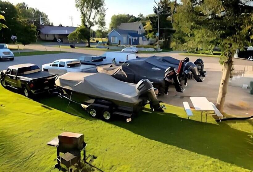 فندق Budget Inn Marinette