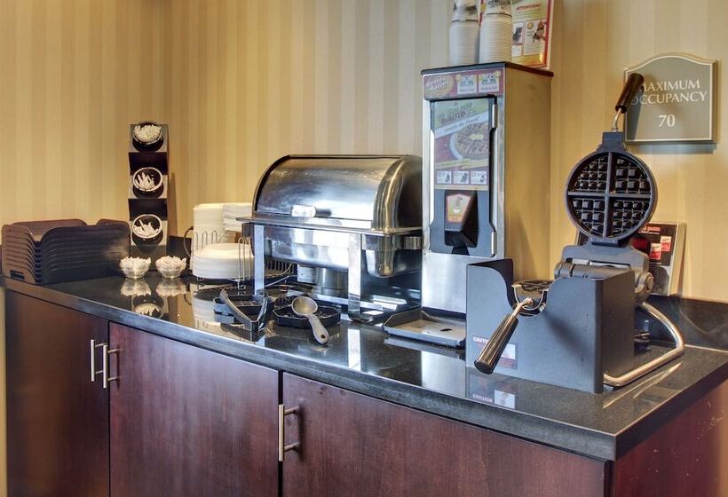 فندق Cobblestone Inn & Suites  Carrington