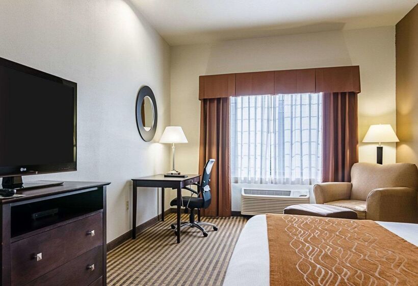 Отель Comfort Inn & Suites Lawrence  University Area