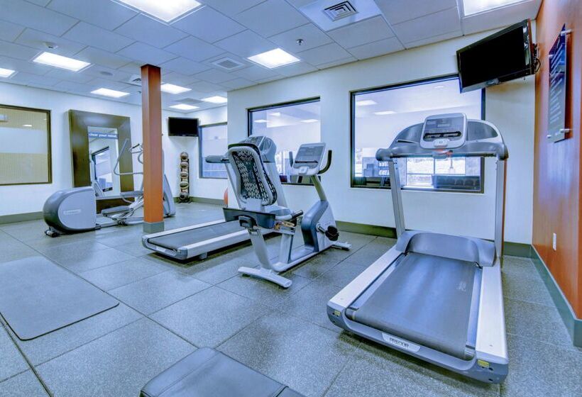 Отель Hampton Inn & Suites Harrisburg/north