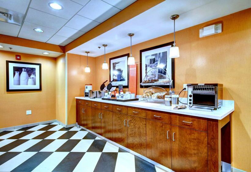 Отель Hampton Inn & Suites Harrisburg/north