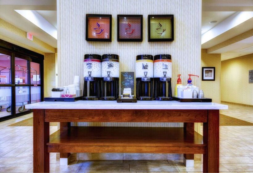 Отель Hampton Inn & Suites Harrisburg/north