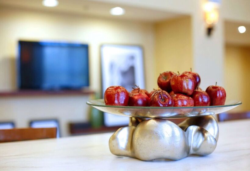 Отель Hampton Inn & Suites Harrisburg/north