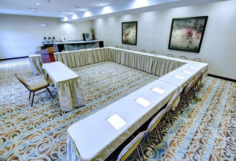 Отель Hampton Inn & Suites Harrisburg/north