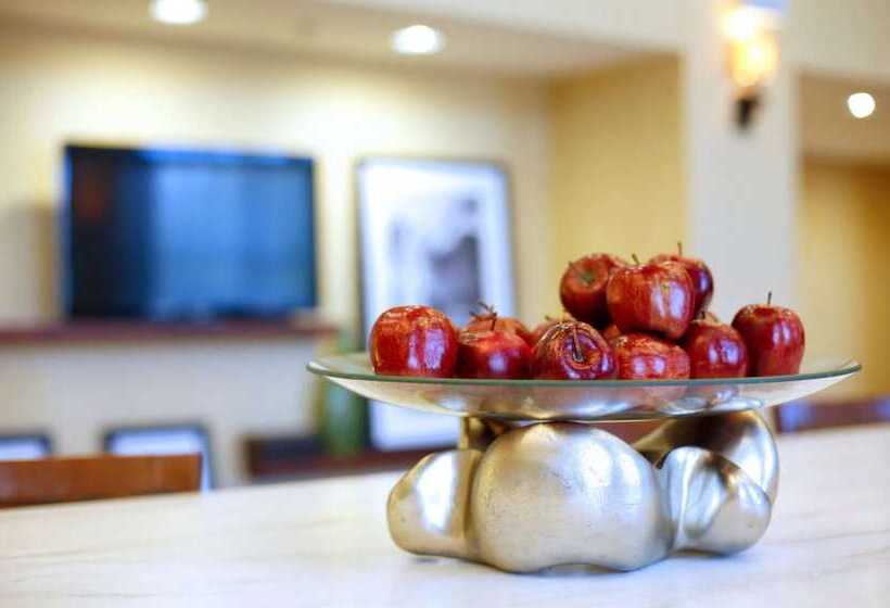 Отель Hampton Inn & Suites Harrisburg/north