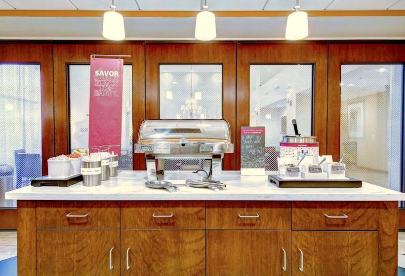 Отель Hampton Inn & Suites Harrisburg/north