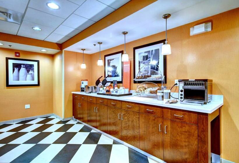 Отель Hampton Inn & Suites Harrisburg/north