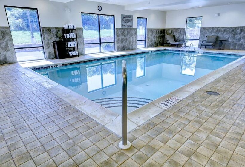 Отель Hampton Inn & Suites Harrisburg/north