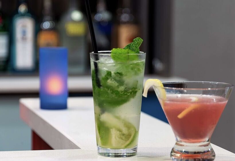 Отель Hampton Inn & Suites Orlando Airport @ Gateway Village