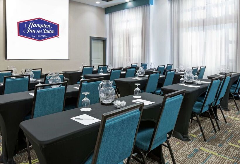 Отель Hampton Inn & Suites Orlando Airport @ Gateway Village