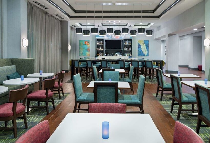 Отель Hampton Inn & Suites Orlando Airport @ Gateway Village