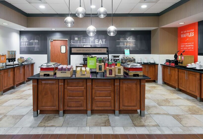 Отель Hampton Inn & Suites Orlando Airport @ Gateway Village