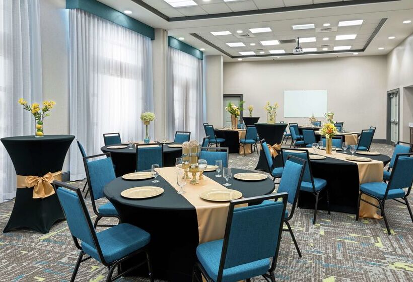 Отель Hampton Inn & Suites Orlando Airport @ Gateway Village