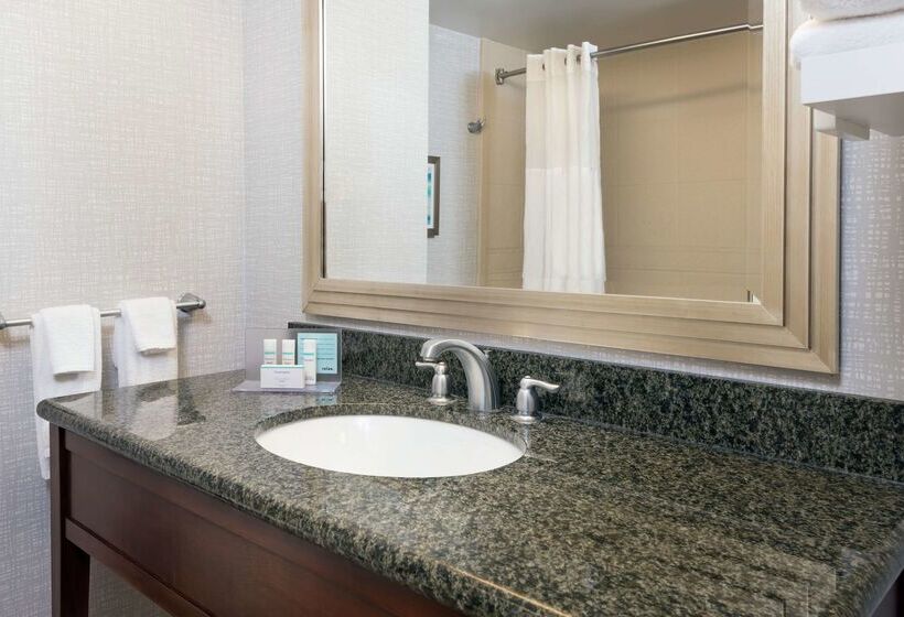 Отель Hampton Inn & Suites Orlando Airport @ Gateway Village