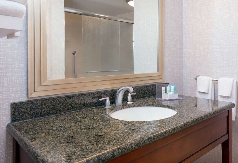 Отель Hampton Inn & Suites Orlando Airport @ Gateway Village