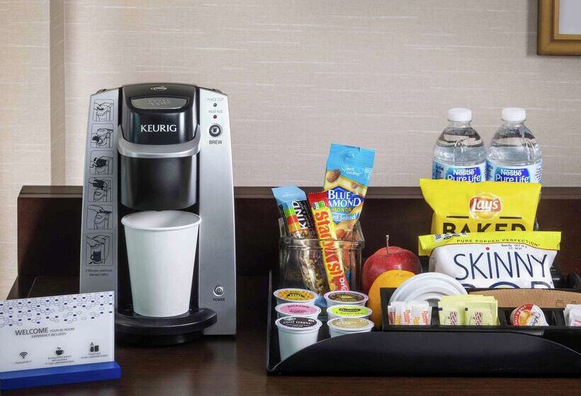 Отель Hampton Inn & Suites Orlando Airport @ Gateway Village