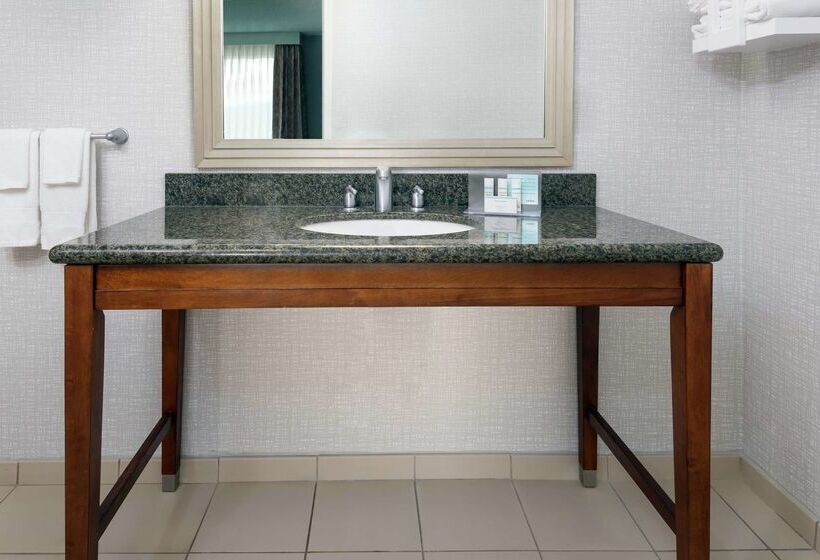 Отель Hampton Inn & Suites Orlando Airport @ Gateway Village