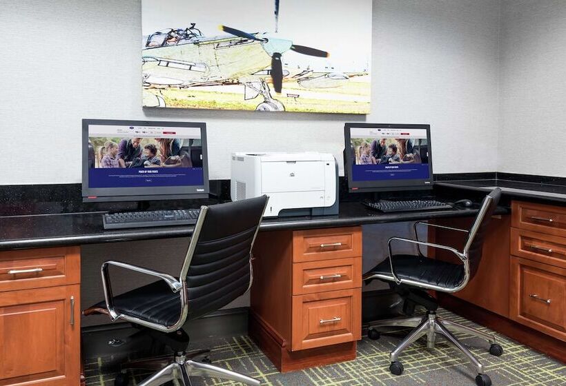 Отель Hampton Inn & Suites Orlando Airport @ Gateway Village