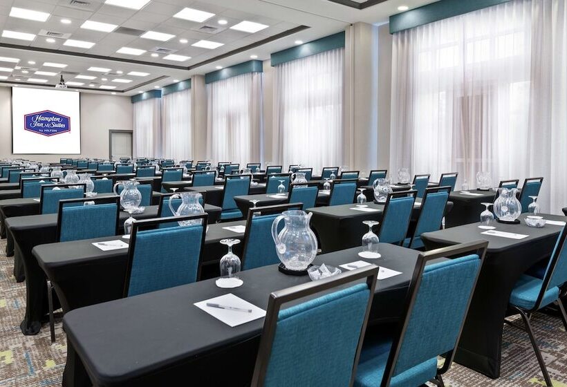 Отель Hampton Inn & Suites Orlando Airport @ Gateway Village