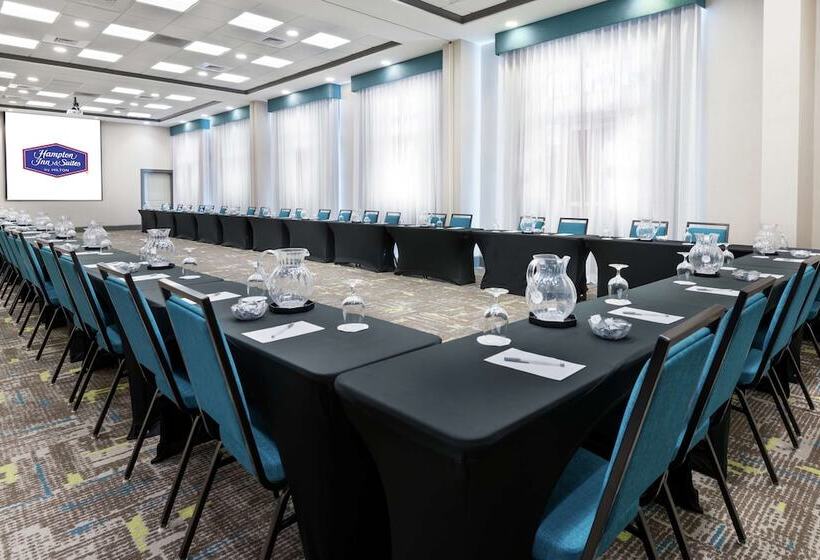 Отель Hampton Inn & Suites Orlando Airport @ Gateway Village