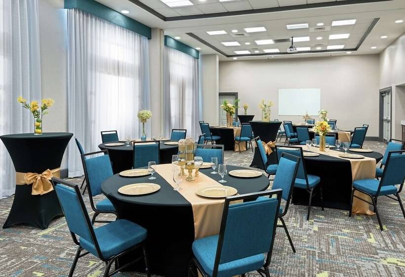 Отель Hampton Inn & Suites Orlando Airport @ Gateway Village