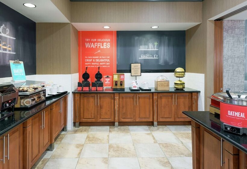 Отель Hampton Inn & Suites Orlando Airport @ Gateway Village