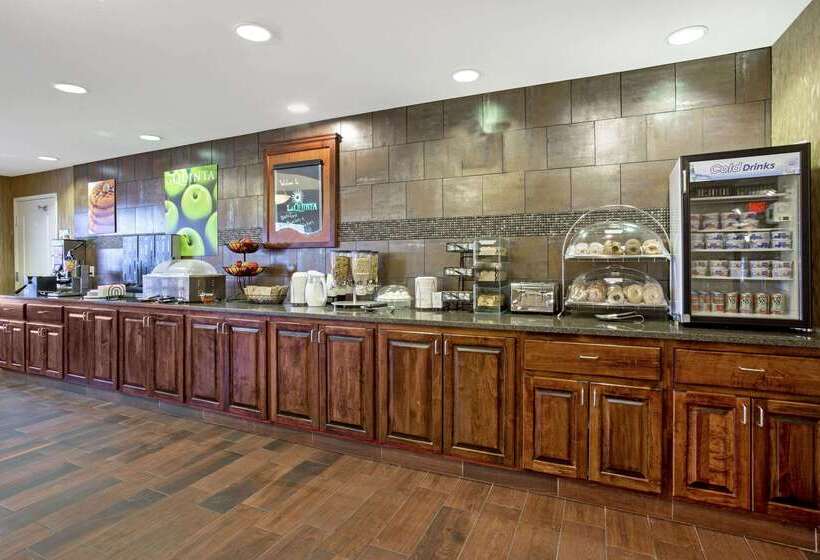 Отель La Quinta By Wyndham Dickinson