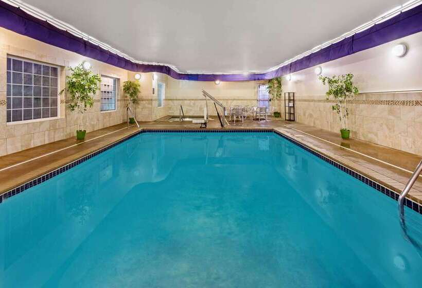 Отель La Quinta By Wyndham Dickinson