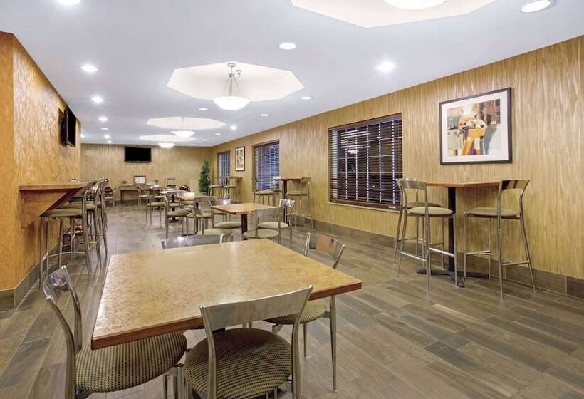 Отель La Quinta By Wyndham Dickinson