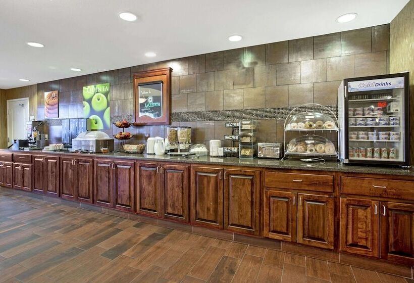 Отель La Quinta By Wyndham Dickinson
