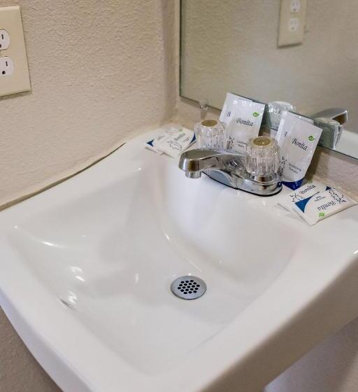 Отель Merit Inn And Suites