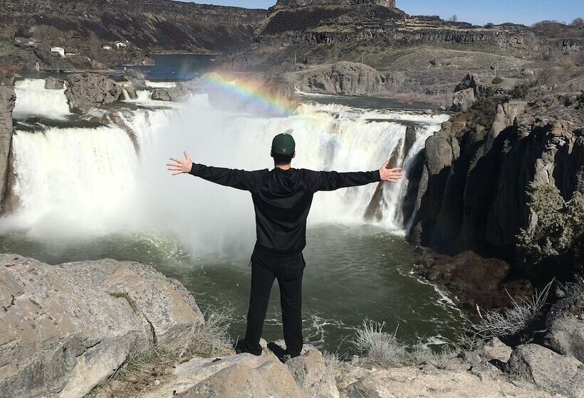 فندق Oregon Trail Inn