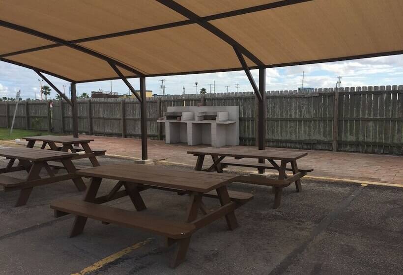 Отель Port Isla Inn