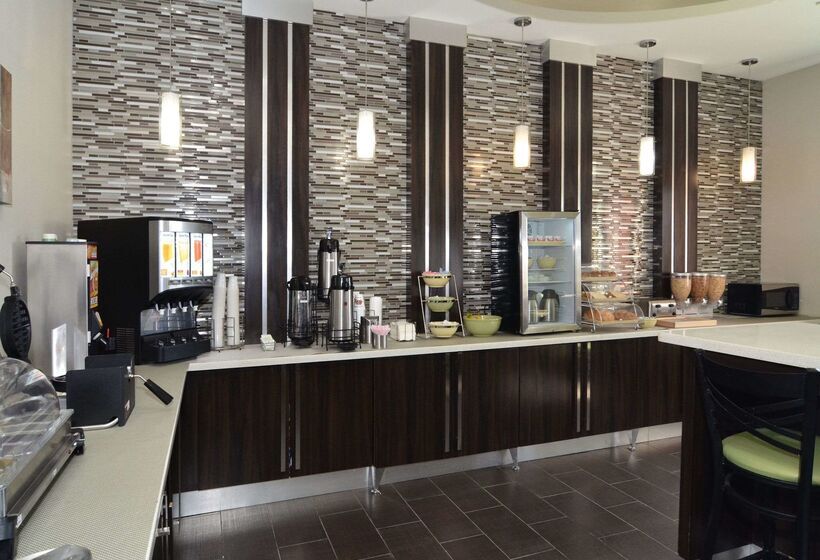 Отель Quality Inn & Suites Kenedy  Karnes City