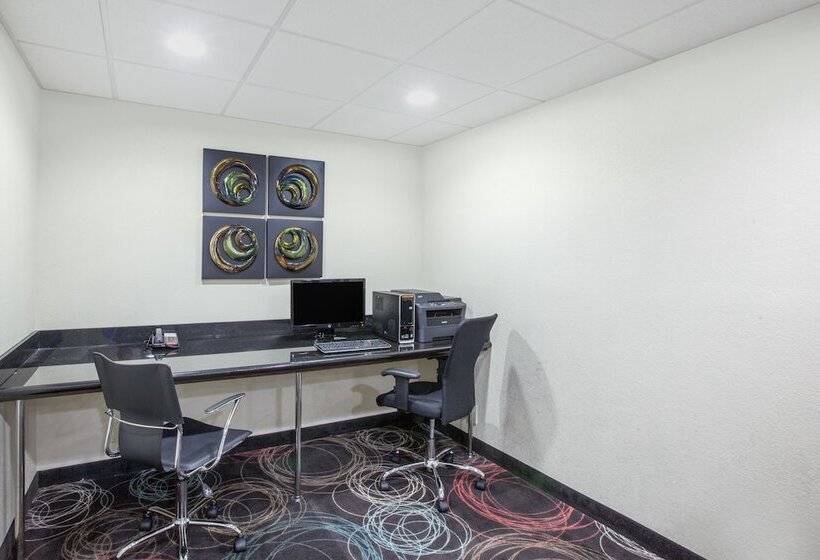 호텔 Ramada By Wyndham Tulsa