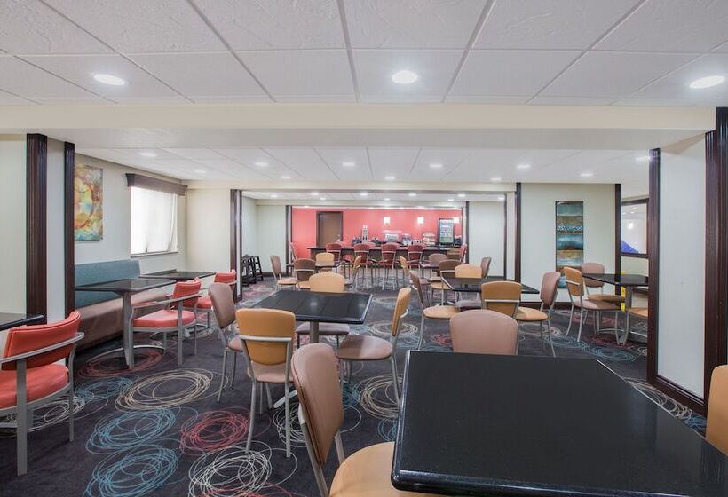 호텔 Ramada By Wyndham Tulsa