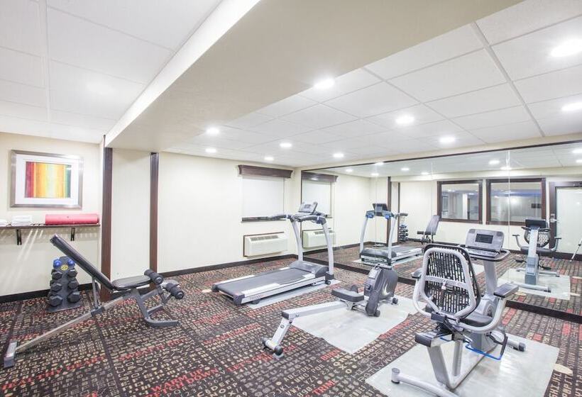 호텔 Ramada By Wyndham Tulsa