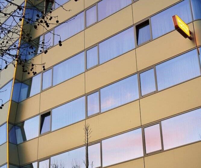 Simm S Hotel   Cityhotel Next To Metro U3